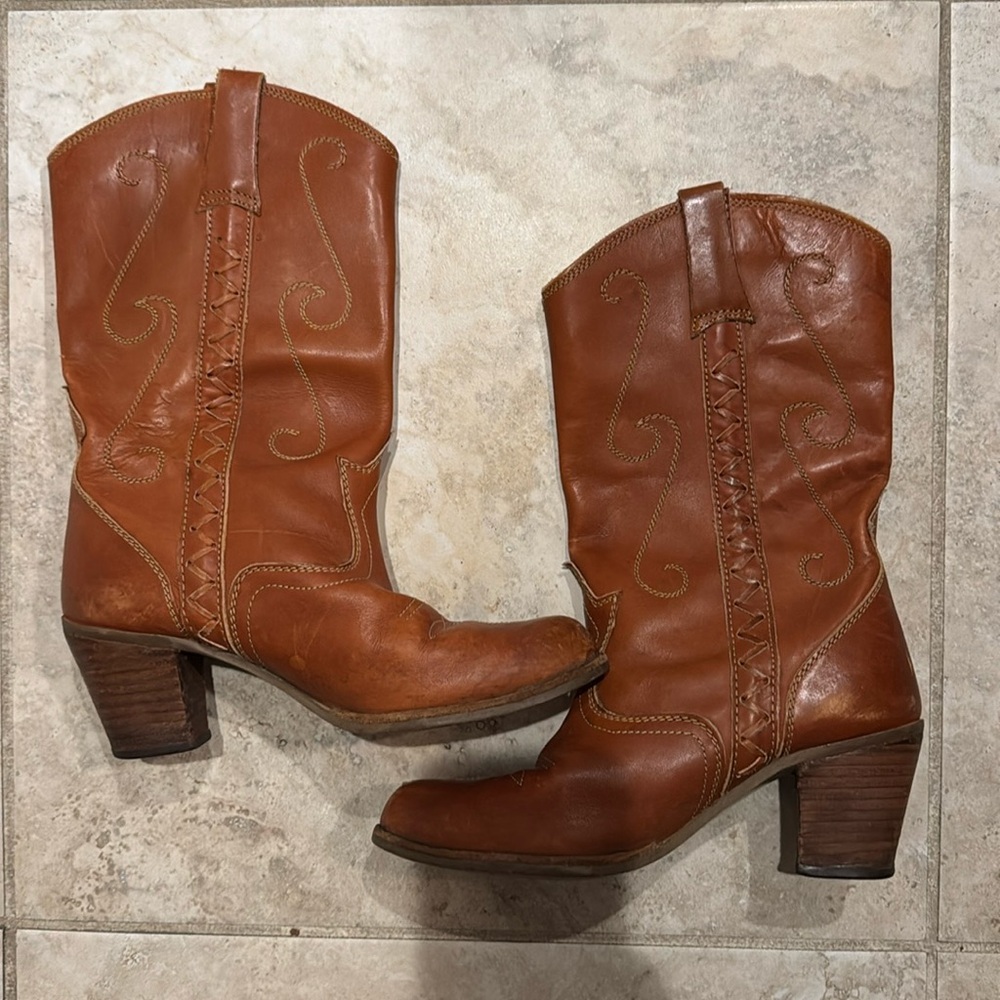 VINTAGE Cowboy boots brown woman 7.5US
Made in Romania
Real leather